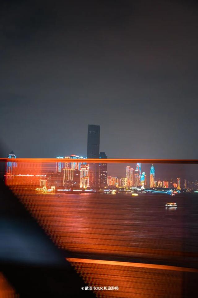 武汉新玩法！2元坐火车过大桥，限时一个月！