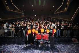 电影《怒潮》广州路演，张家辉带观众唱歌图片