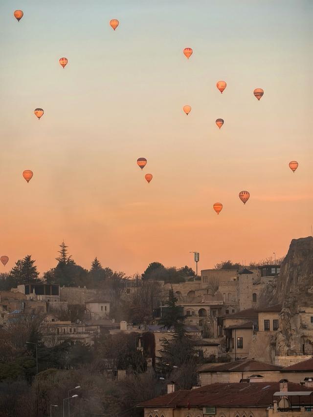 晚潮｜卡帕多奇亚晨光中的焰舞