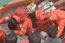 浙江一渔船船长海上发现有人遇险 砍断自家蟹笼救起16名遇险外籍船员 3年前就曾救人图片
