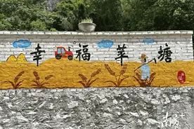 镇上来了多才多艺大学生，将美景绘上农房图片