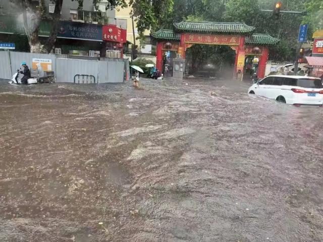 郑州因强降雨全市停产停业停课停运