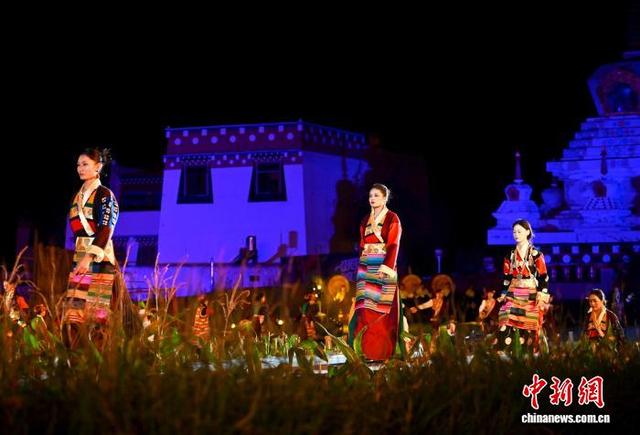 四川乡城上演田园“疯”装秀：生动展示民族文化特色