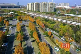 俯瞰武汉火车站：冬日里的金色诗篇与缤纷画卷图片