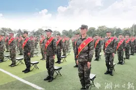 入列！武汉蔡甸百余名新兵奔赴军营图片