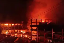 湘西吉首老牌批发市场起火，商户：几十年赚的钱都被烧没了，不知该怎么生存图片