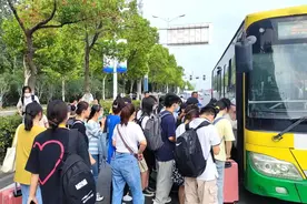 合肥公交新开17条助学专线 共105条助学专线全力服务开学季图片