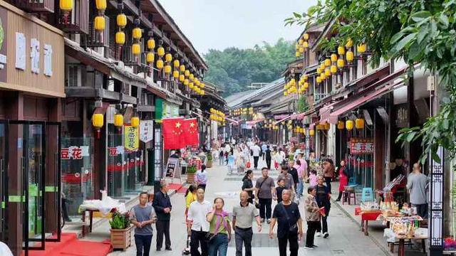 重庆大足：宝顶老街焕新归来 国庆假期重现烟火气