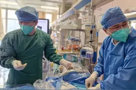 小伙一个月体重猛增百斤，肿成“大象腿”！医生：它是罪魁祸首图片