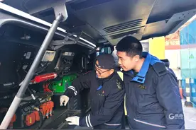 “70后”老司机遇上“95后”小帅哥，青岛这对公交师徒联袂助力市民美好出行图片