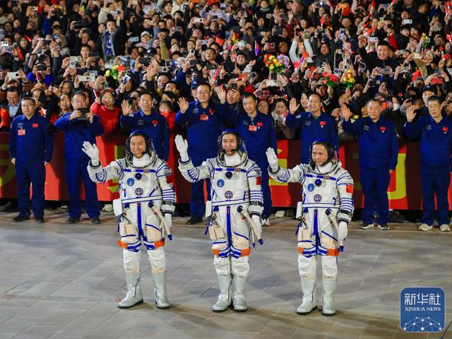 神舟二十一号航天员乘组出征仪式在酒泉卫星发射中心举行