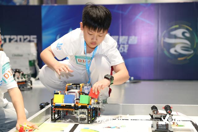 近2000名青少年同台竞技！2025世界机器人大赛广东选拔赛举办