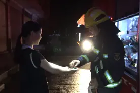 湖南邵东消防员深夜灭火救援 女孩双手捧着糖果暖心相送图片