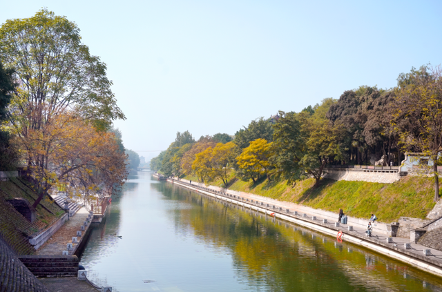 秋风引路入曲江，芙蓉金叶映红墙