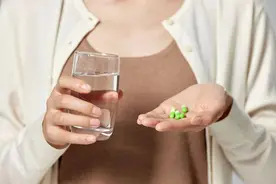 吃药到底该怎么喝水？这份提示请查收！图片