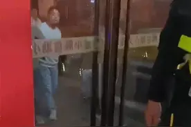 顾客吃自助餐超时被锁店内？老板称父亲被打后锁了主门，警方：已受案图片