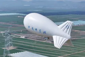 山东实现国内首次利用浮空器助力电力基础设施建设图片