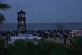 昨晚，2万人奔赴上海金山海边看烟花，现场震撼！5月4日晚还有一场演出……图片