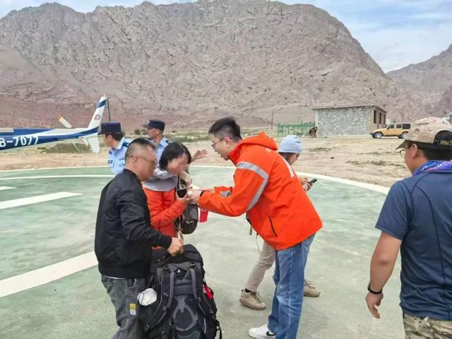 27小时7架次直升机搭起32名徒步人的天山生命通道，平安为什么干起了急速救援的活？