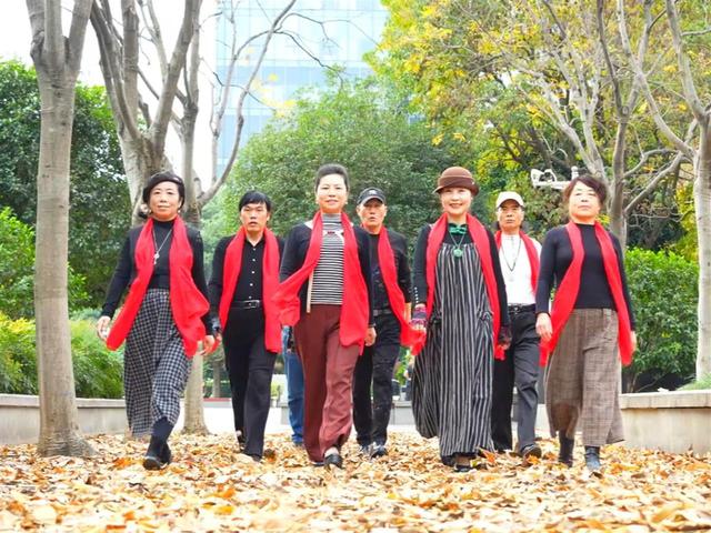 落叶缓扫留秋韵，洪山广场秋意浓