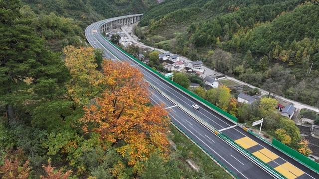 甘肃公交建集团康略高速公路：秋染康略 车行画境