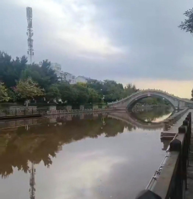 19岁小伙不会游泳 为救跳河女友溺亡