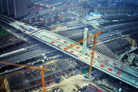 全国最重！潍坊清平路跨铁路立交桥成功转体图片