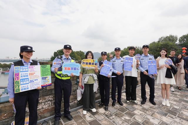 “一点一策”优化交通、景区秩序井然……国庆假期首日南京警方全力守护