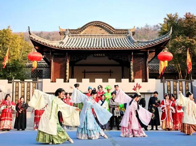 8天，323万人次！