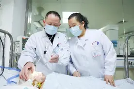 2岁男童床上跌落一周后昏迷，绿色通道快速转诊救回一命图片