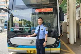 退伍不褪色，他们在公交线路上继续“站岗”图片