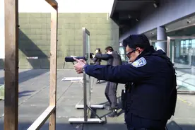 威海特巡警支队实战射击训练燃爆现场，枪法如神展现超凡技艺图片