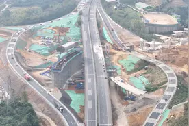 贵安扩容项目观山湖枢纽互通环高主线完成交通导改图片