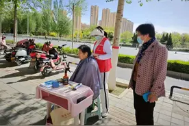 【巾帼送温暖】路边“摆摊儿”，解决居民“头等大事”——胜利街清苑社区开展母亲节暖心“义剪”行动图片