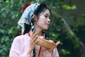 盛夏荷花开，引得美女来，为大明湖增加靓丽色彩图片