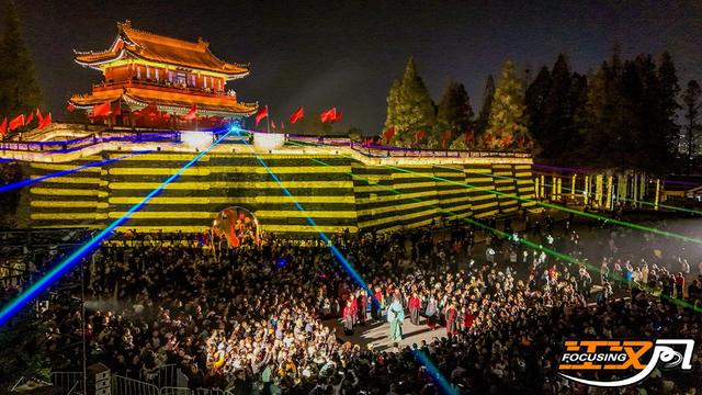 荆州：千年古城墙为幕 “双凤齐飞”点亮东门夜空