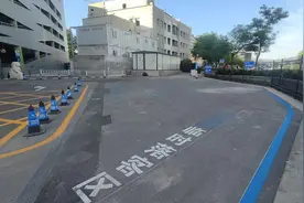 北京南站新增一处临时落客区，缓解二层落客平台交通压力图片