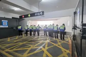 防止停车场积水车辆被困 他们筑牢停车行业安全防线图片