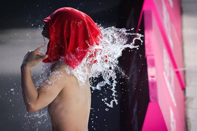 十五运跳水：王宗源男子三米板锁定鄂军开幕后首金 赛后被全红婵借金牌合影