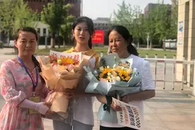 安徽盲人考生郁晓楠走出考场 期待梦想点亮图片