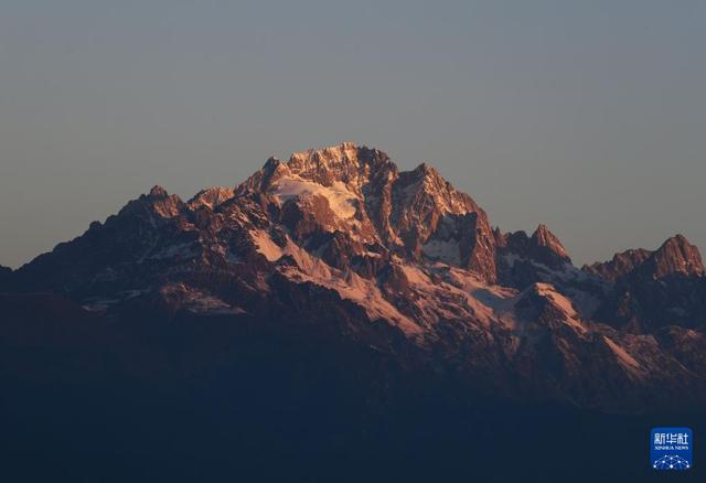 云南丽江：初冬雪山景色美