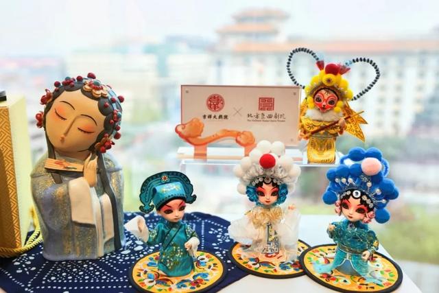 火出圈！王府井“空中戏院”成年轻人打卡新宠——