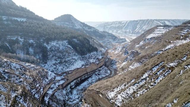 西峰区：冰瀑映峡谷 雪韵醉游人
