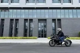 热闻｜独自骑行上千公里！又燃又飒的“00后”硬核开学路图片