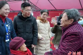 逛古巷看舞龙品美食 湖南益阳百岁老人的圆梦之旅图片