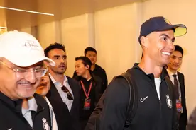 C罗抵达深圳开启个人第8次中国行，他和梅西在中国上演“商业赛”球王之争？图片