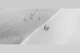 上百人涌下江堤去抢潮头鱼 有人为抢流量，有人跟风打卡图片