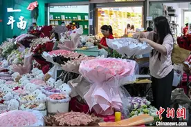 “520”浪漫经济升温 昆明花卉市场备货忙图片