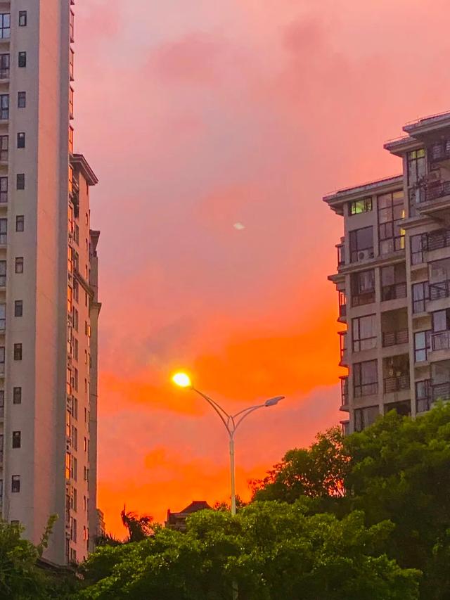 今晚珠海上空这一幕，绝美！好多人拍下了