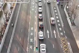 注意！泰安这个路口可以“逆行”！图片
